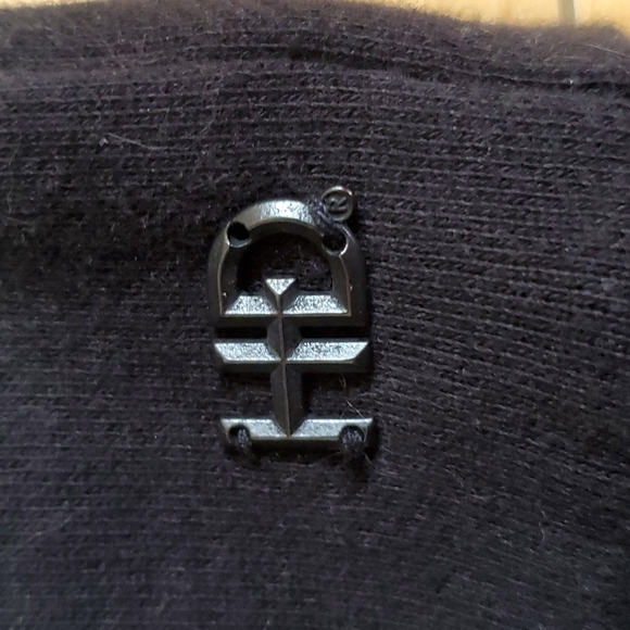 Sleeveless Tassle Shirt - Picture 3 of 4